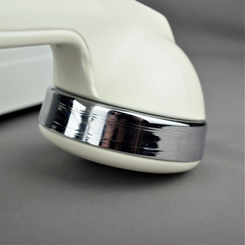 302 - White - Chrome Trim